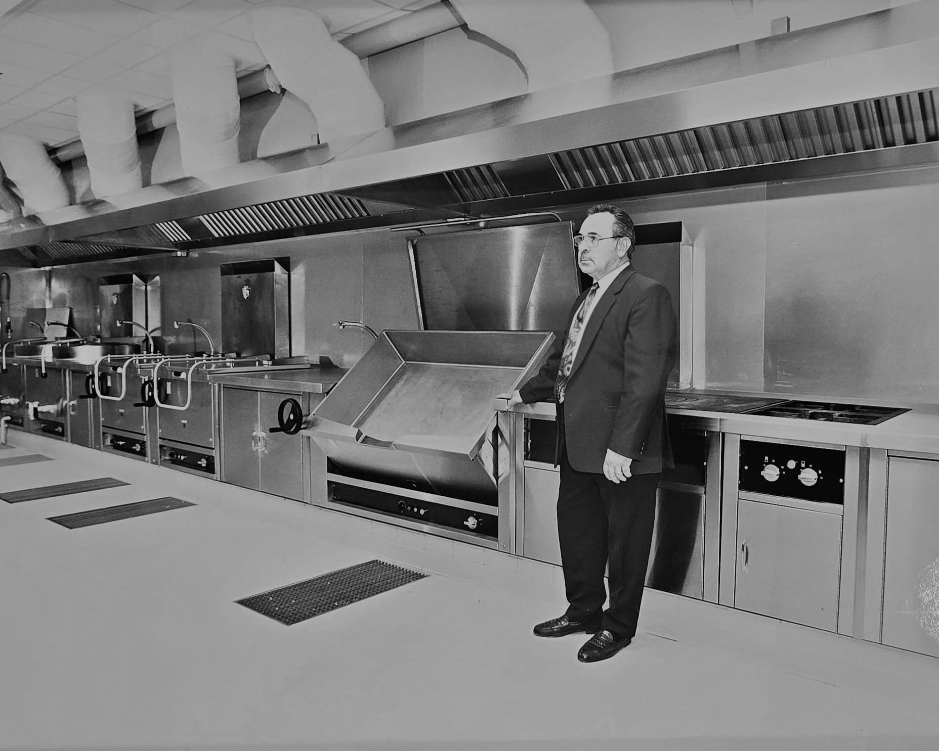 Photo historique de D.Petrillo dans une cuisine professionnelle